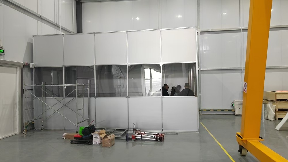 如何確保鋁塑板百級(jí)潔凈棚的氣流均勻性，避免局部污染？